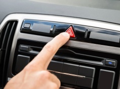 Samochód na światłach awaryjnych w Niemczech. W tych przypadkach jest to zabronione