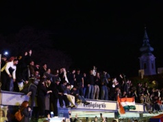 Techno party przed parlamentem. Wielka feta po klęsce Orbana