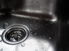 Jedna kropla wystarczy. Zlew przestaje łapać plamy z wody