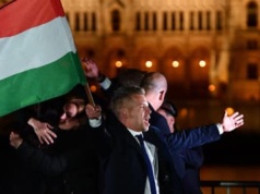 Budapeszt w euforii, ludzie świętują na ulicach. „Wyzwoliliśmy Węgry!”, „obaliliśmy naszego dyktatora!”