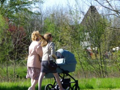 1 027,38 zł specjalnej wypłaty dla seniorek. Wystarczy mieć tyle dzieci