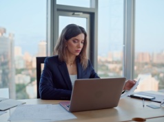 Ciemna strona awansu. "Wcześniej miałem z kim ponarzekać, teraz wszyscy patrzą na mnie"