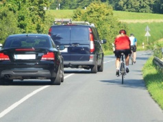 Czy można przejechać linię ciągłą podczas wyprzedzania rowerzysty?