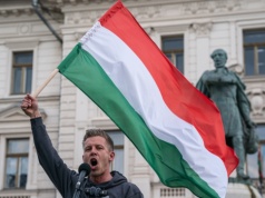 Orbán został odsunięty po 16 latach, gdy Węgry zwracają się ku prounijnej opozycji
