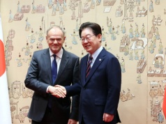 Tusk z wizytą w Korei Południowej. "Przyczyni się do umocnienia pokoju"