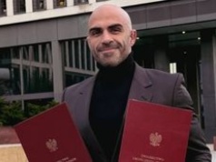 Akop Szostak chwali się, że obronił DWA DYPLOMY i zapowiada: "Został przede mną DOKTORAT"