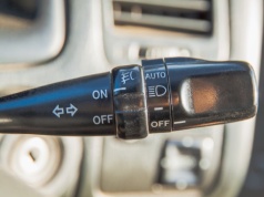 Ten błąd z kierunkowskazem popełnia mnóstwo kierowców. Chodzi o jeden sygnał