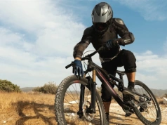 Rower MTB z włókna węglowego vs. aluminium – który materiał dominuje w 2026 roku?