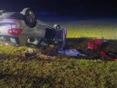 Dachowanie volkswagena. Ranny nastoletni kierowca