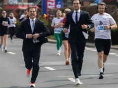 Lekarz z Rzeszowa przebiegł półmaraton w garniturze. Wszystko dla małego Antosia