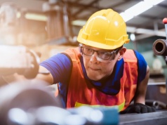 Podatki uderzą w fabryki w UK. Utrata pracy grozi 25 000 osób