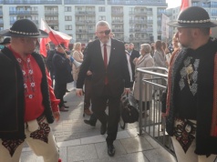 Zwolennicy w strojach, ostre słowa na sali. Burzliwa rozprawa Brauna