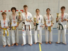 Cieszyńscy karatecy nie zwalniają tempa. Zdobyli siedem medali na mistrzostwach makroregionu