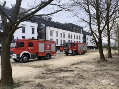 Alarm pożarowy na budowie przy ul. bł. Karoliny. Na miejscu straż pożarna i policja