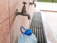 Mama nalewała ją do szklanych butli. Bez kaucji, a zdrowsza niż kranowa