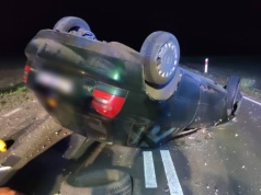 Audi na dachu, kierowca bez obrażeń. Będzie kara za brak wyobraźni?