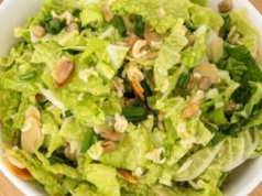 Podprażone wrzucam do surówki z kapusty pekińskiej. Jest wtedy bardziej chrupiąca i smaczniejsza