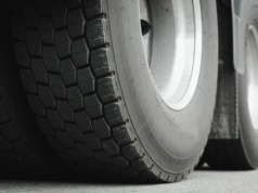 Opony do maszyn budowlanych – na co zwrócić uwagę przy zakupie?