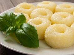 Kluski śląskie w nowej odsłonie. Wujaszek Lifestyle podkręcił klasykę sezonowym pesto