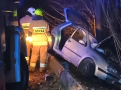 Pijany i bez uprawnień. Wypadł z drogi i uderzył w drzewo