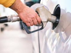 Niższe ceny paliw zostaną z nami dłużej. Ministerstwo podało datę