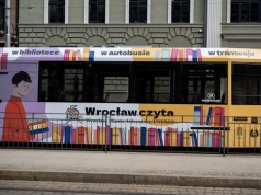 We wrocławskich tramwajach rozdają tysiące książek zupełnie za darmo