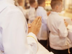 Rodzice organizują komunię na bogato. "Syn będzie miał koszulę z bawełny egipskiej"