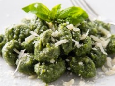 Od razu czuć wiosnę na talerzu. Zielone kluski to pewniak na kolorowy obiad