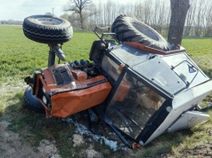 Pijany, z dwoma zakazami oraz cofniętymi uprawnieniami jadąc traktorem spowodował wypadek. Oba pojazdy dachowały. Sprawca miał ponad 3 promile!