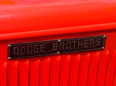 Odpalił Dodge’a przerobionego na traktor. Stał porzucony przez 60 lat