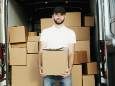 Furgonetka.pl udostępniła możliwość nadania paczki przez rozmowę z AI