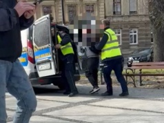 Wyzywał strażników, został rzucony na deptak. Świadkowie oburzeni, straż miejska się broni