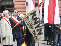 Kraków pamięta o ofiarach Katynia. Uroczystości pod Krzyżem Katyńskim (Galeria)