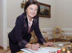 Przepiękny gest przed Pałacem Prezydenckim. Uczcili pamięć Marii Kaczyńskiej