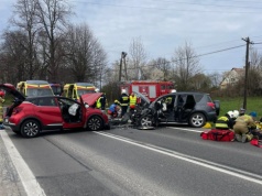 Czołowe zderzenie na DW 886. Śmigłowiec LPR w akcji