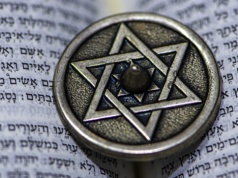 Kraków: kardynałowie Grzegorz Ryś i Stanisław Dziwisz odwiedzili synagogę