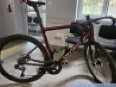 Uciekał na kradzionym rowerze trasą wyścigu. Wyprzedził peleton...