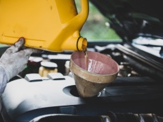 Ten jeden błąd po cichu niszczy silnik. Auto stoi, a rachunek rośnie z dnia na dzień