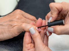 Wygląda jak biżuteria na paznokciach i zmienia się w zależności od światła. Przebija neony