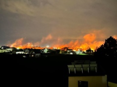 Pożar strawił 11 hektarów. Płonienie i dym widać z daleka. Strażacy walczą z żywiołem