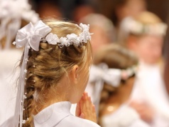 Co to jest dar ołtarza na komunię i ile rodzice muszą się składać? "2 tys. zł i renowacja krzyża"