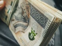 Szukają ludzi i płacą nawet 15 tys. zł brutto. Praca jest dostępna od zaraz