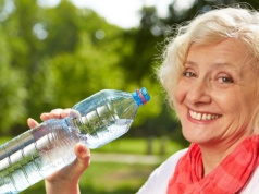 Czy warto pić wodę rano? Lekarz wyjaśnia i obala popularne mity