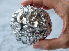 Zwiń folię aluminiową w kulkę i wrzuć do blendera. Po minucie mi podziękujesz