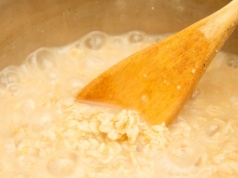 Sycąca owsianka z owocami i orzechami. Zrobisz ją błyskawicznie