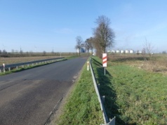 Przy tej drodze projektują rowerową ścieżkę