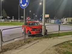 Chełm: nietrzeźwy kierowca z zakazem wjechał pod prąd i uderzył w latarnię