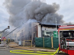 Pożar budynku handlowego w Czersku. Trwa ewakuacja mieszkańców