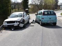 Czołowe zderzenie, za kierownicą 19-latek. Trzy osoby wylądowały w szpitalu