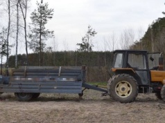 Poważne obrażenia podczas pracy z rozrzutnikiem. Śmigłowiec zabrał rolnika do szpitala
